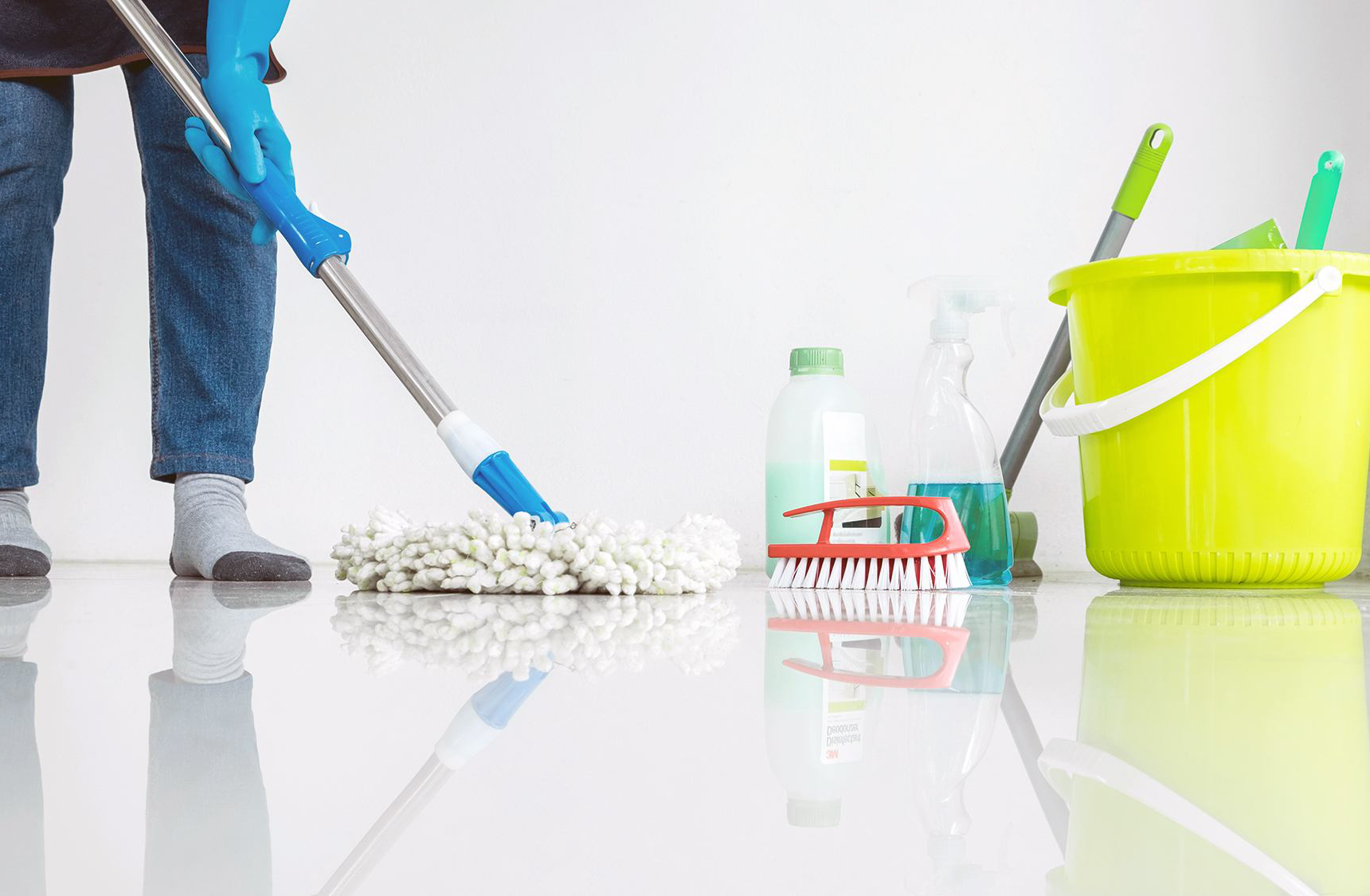 reinigung frau wischt boden